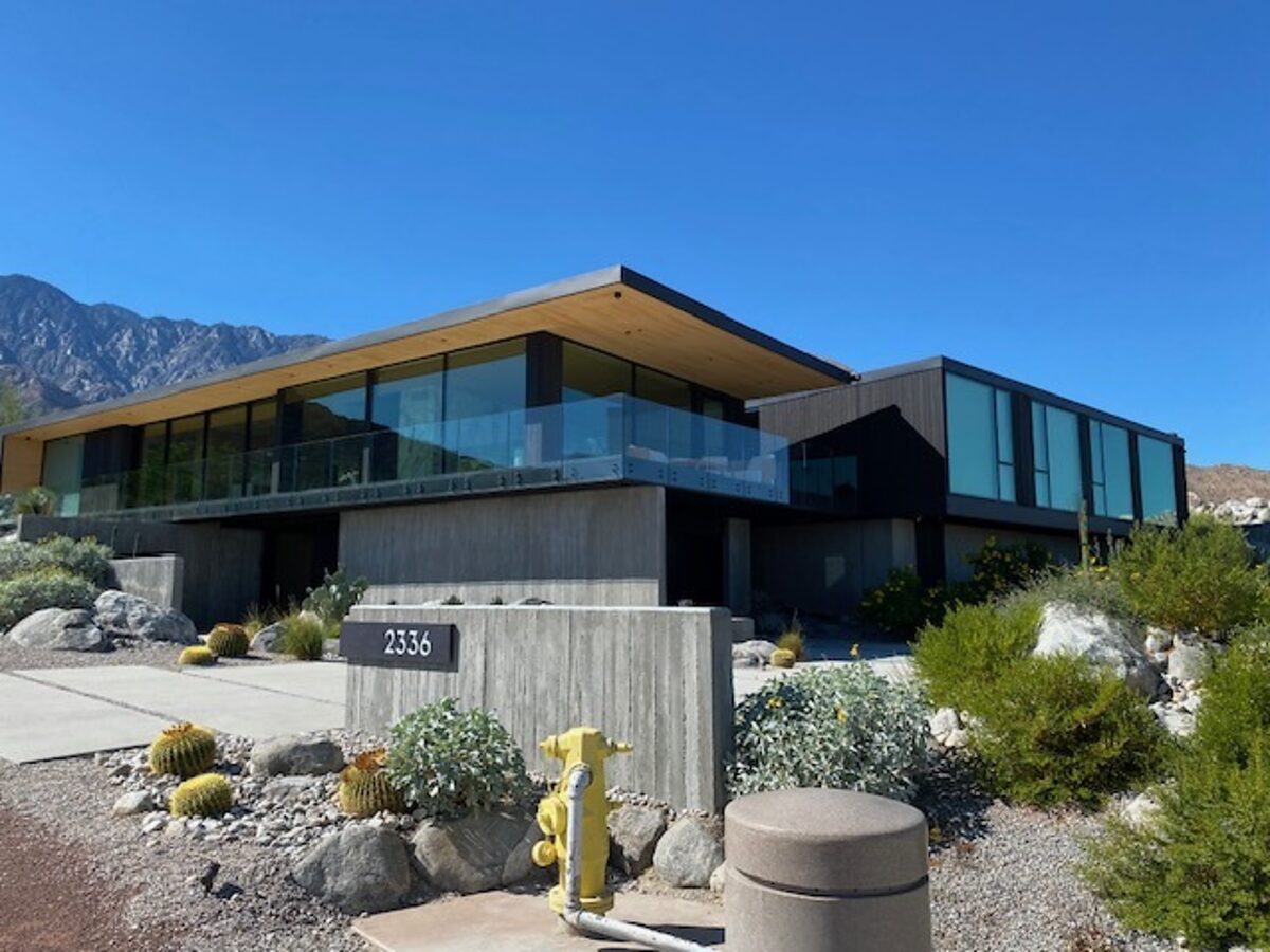 Desert-modern house after window cleaning, mountains behind