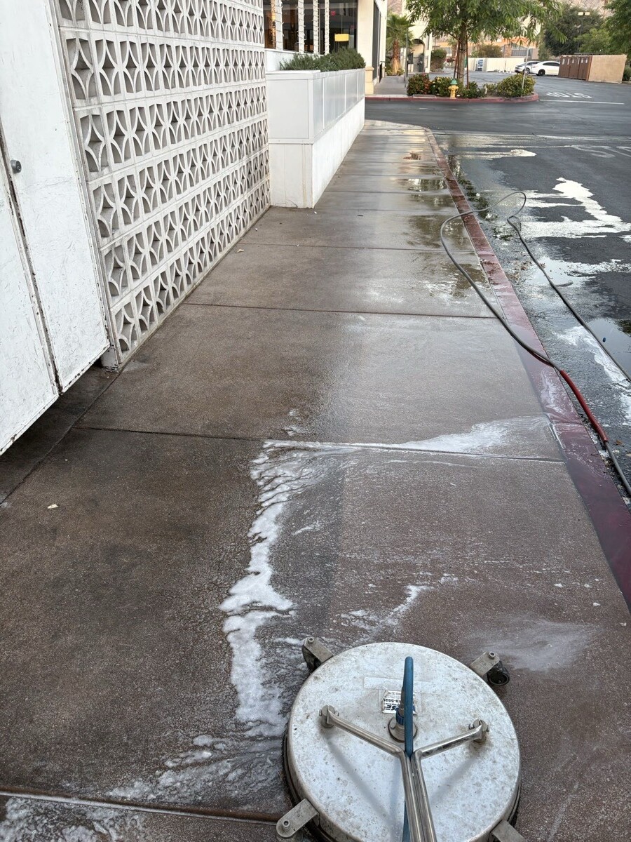 Low-pressure foam on an exterior surface during a soft wash